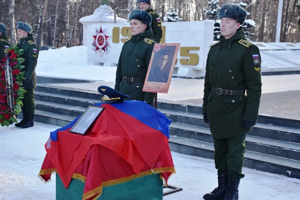 Увековечили память героя. День памяти защитников Отечества в Костроме. Увековечение памяти защитников Отечества. Увековечивание памяти погибших при защите Отечества. Увековечивание павших при защите Отечества.