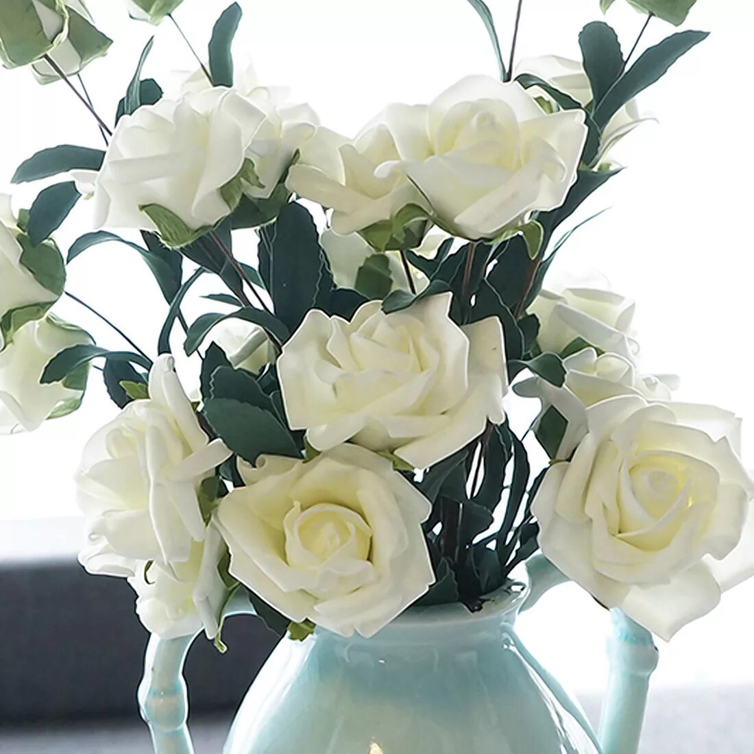 Условия для роз в вазе. Букет белых роз. Белые розы в вазе. Красивые искусственные розы. Букет белых роз в вазе.
