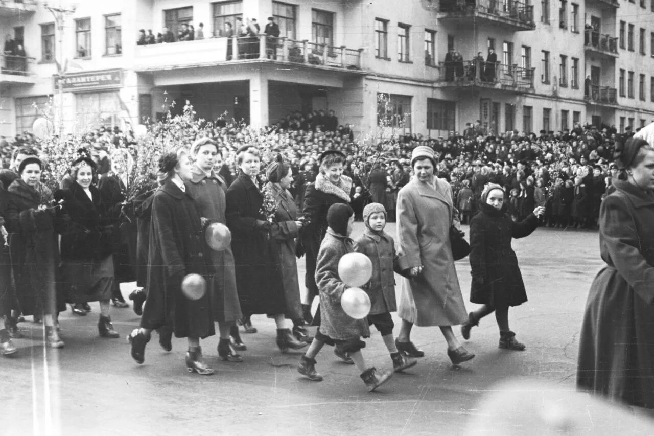 1958 год россия. Первомайская демонстрация 1930. Кисловодск Первомайская демонстрация СССР. 1 Мая демонстрация Советский Союз. Первомай в 1950-е годы Ленинград.