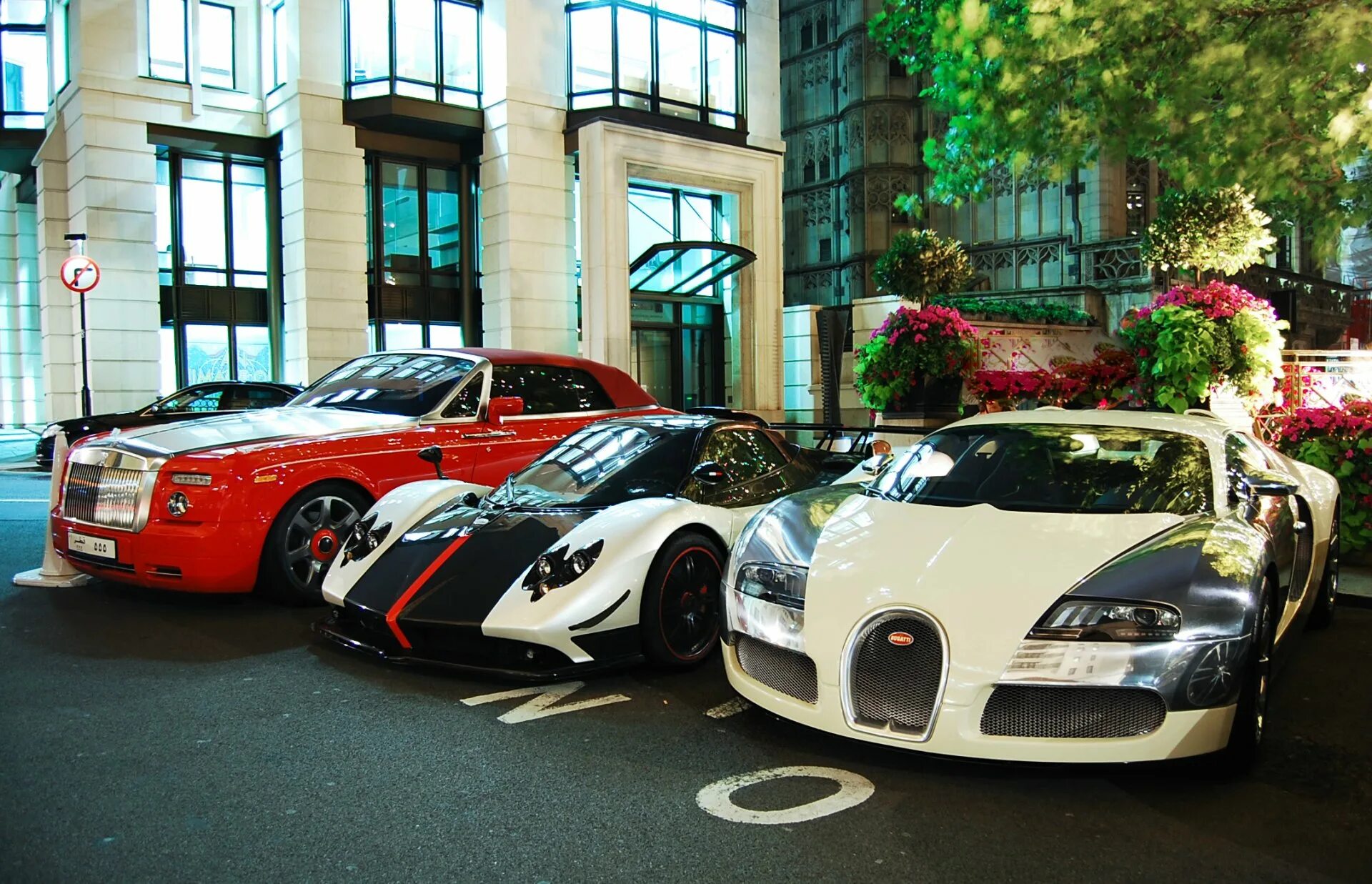 Автопарк состоит из. Бугатти роллс ройс. bugatti veyron pagani zonda. бугатти вейрон в москве. автопарк бугатти и ламборгини.