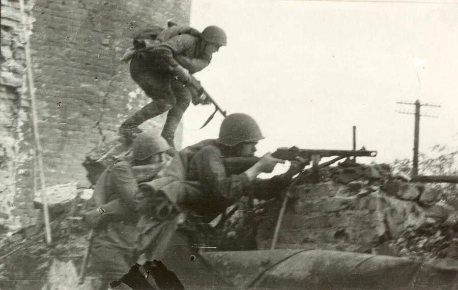 Бои в сталинграде в городе. Уличные бои в Сталинграде 1942. Сентябрь 1942 бои уличные в Сталинграде. Битва за Сталинград уличные бои. Уличные бои в Сталинграде. Осень 1942 года..