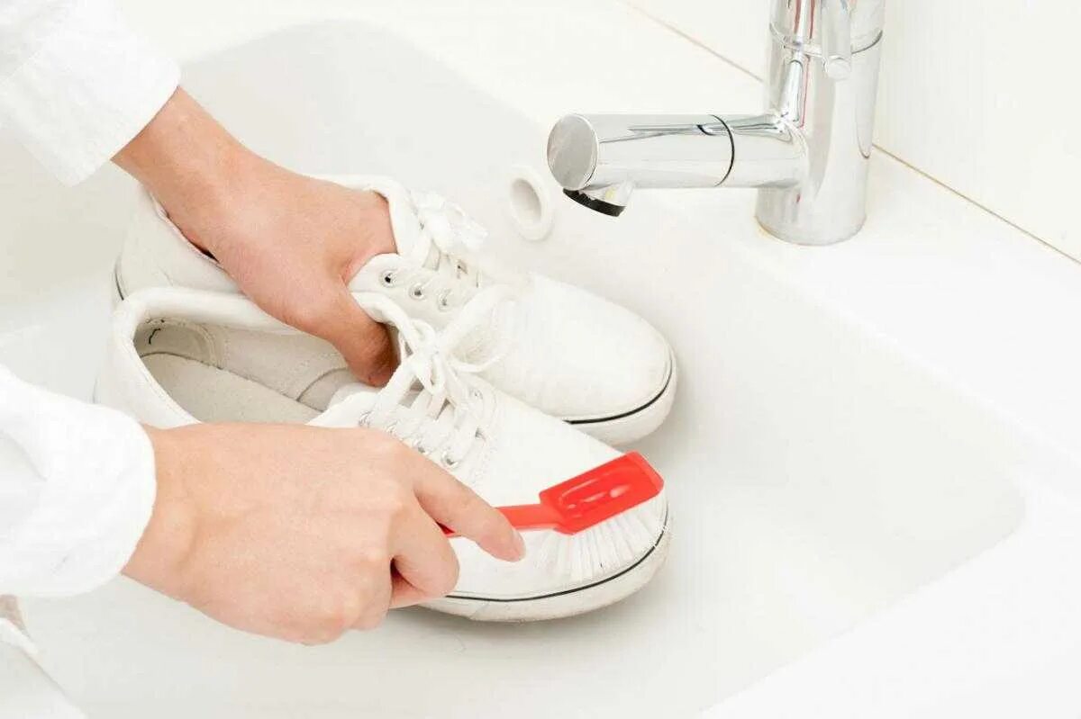 Можно ли стирать кеды в стиральной машине. Мытье обуви. Чистка белой обуви. Помыть тканевые белые кроссовки. Чистка текстильной обуви.