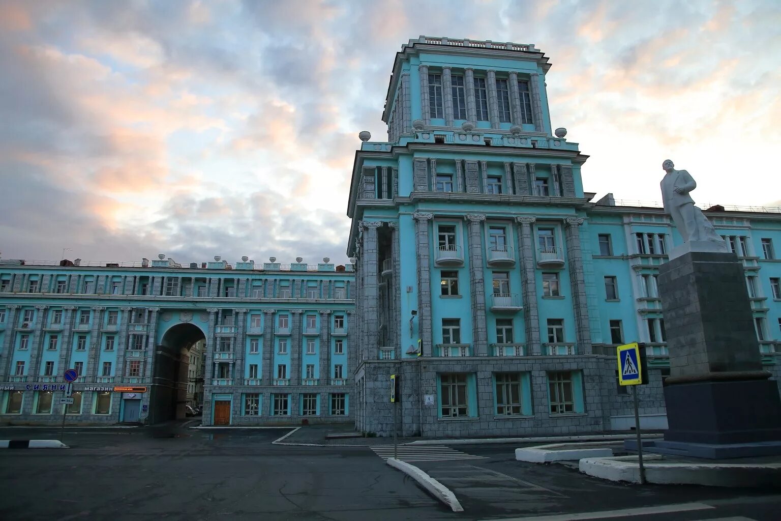 Окрестности норильска. Норильск площадь Ленина. Памятник Ленину Норильск. Норильск достопримечательности. Октябрьская площадь Норильск.