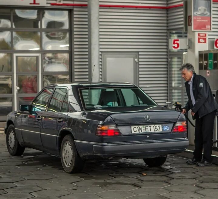 Мерседес миллионник. Mercedes-benz w124, 1992. 210 w 2. Mercedes-benz w123 e200. Мерс с разваломстарый с круглым передлм.
