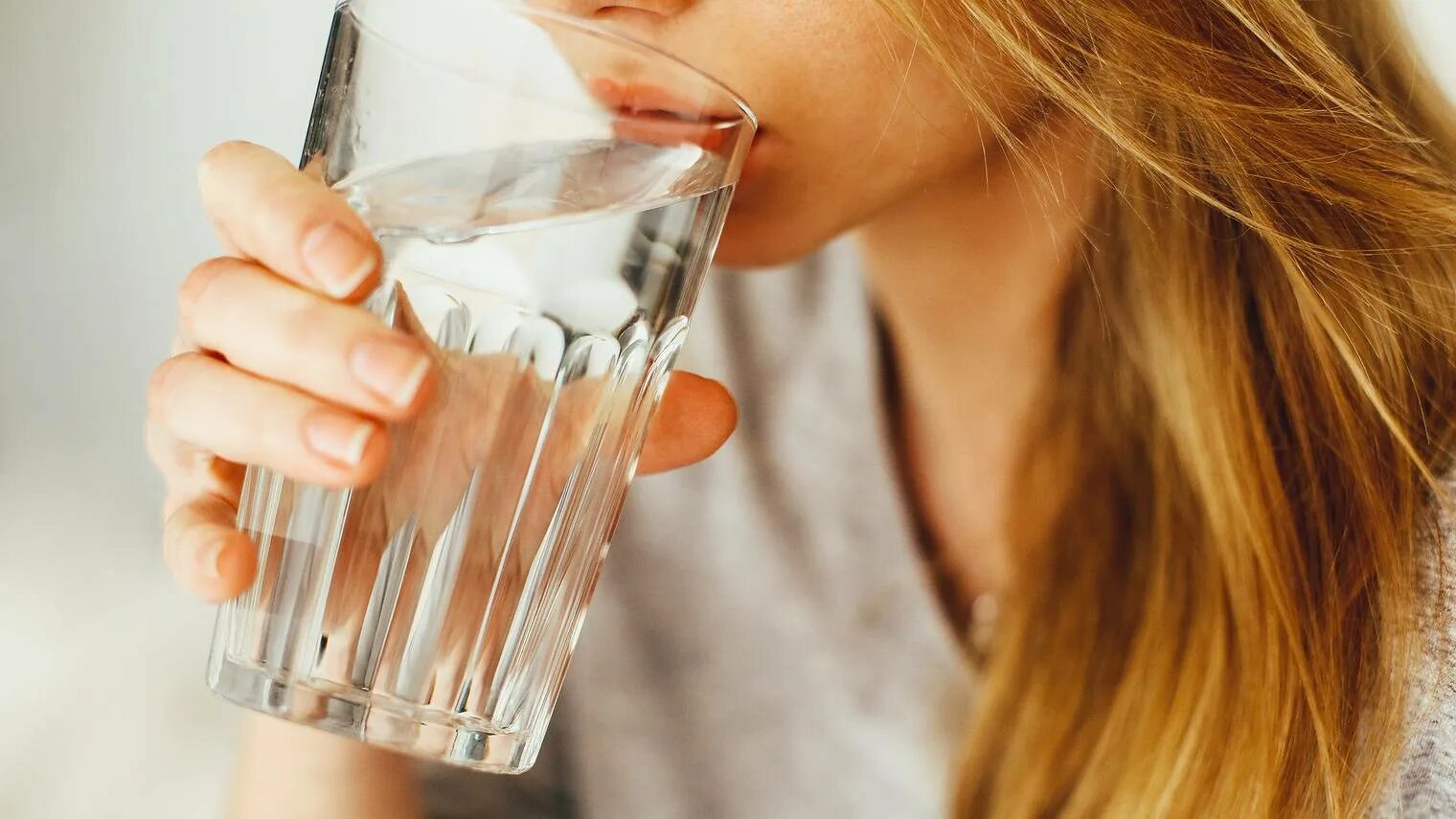 Стакан воды. Пить воду. Стакан воды Эстетика. Бокалы для воды.