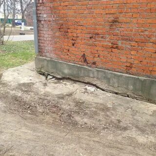 Стены зданий устанавливают на широком фундаменте