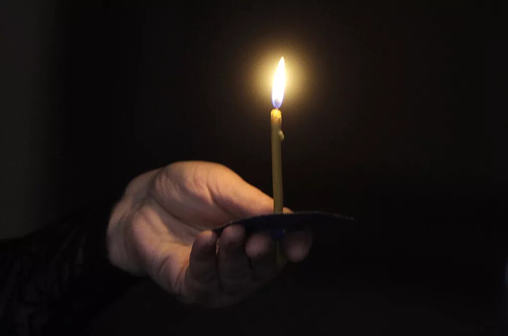 рука со свечой в храме. свечка в руке в церкви. рука со свечой в храме. свеча в руках. свеча в церкви в женских руках.