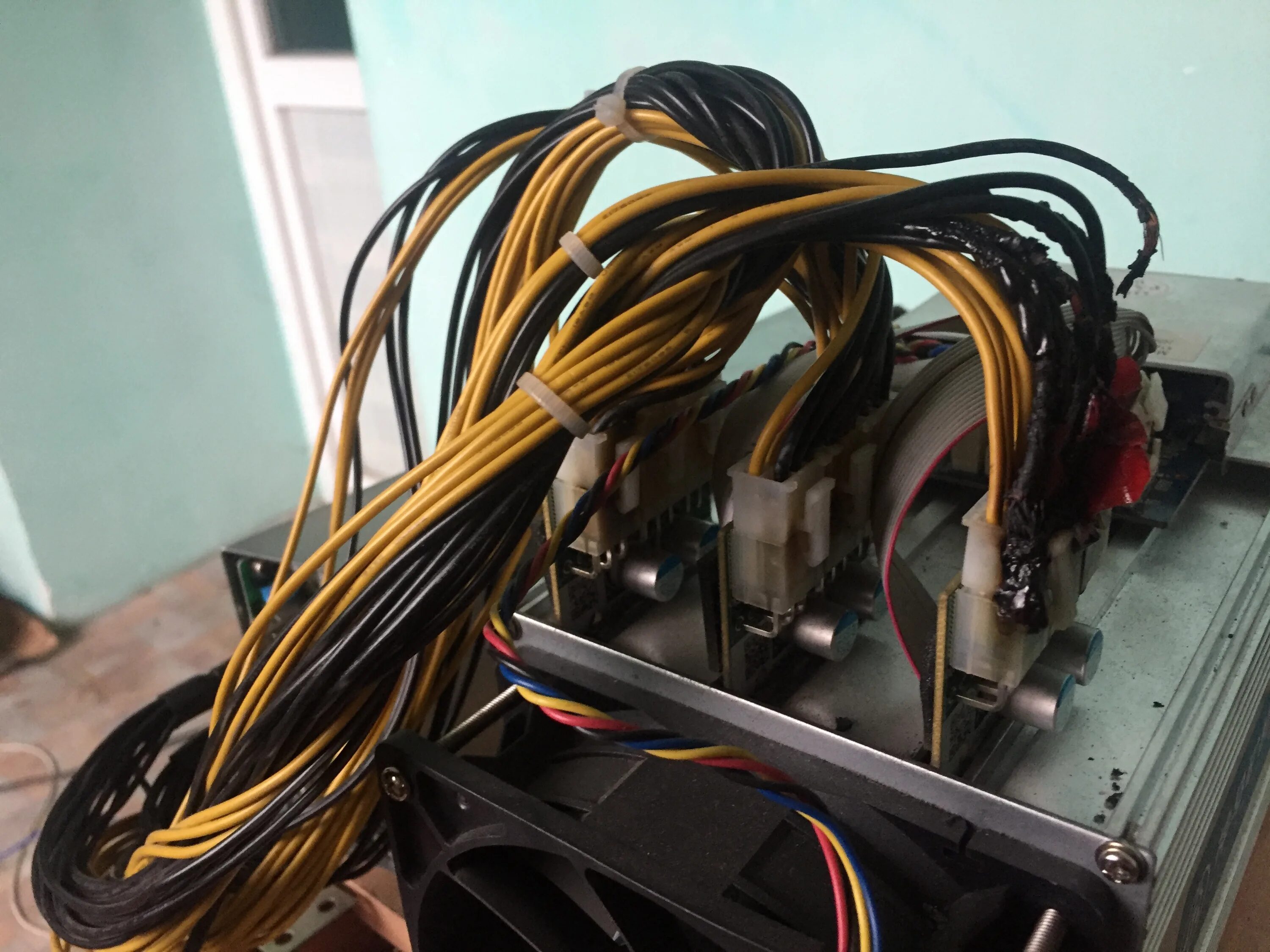 Bitmain antminer s21 hyd. Antminer s21. сгоревшие провода asic. whatsminer шлейф блока питания. асик сгорел.