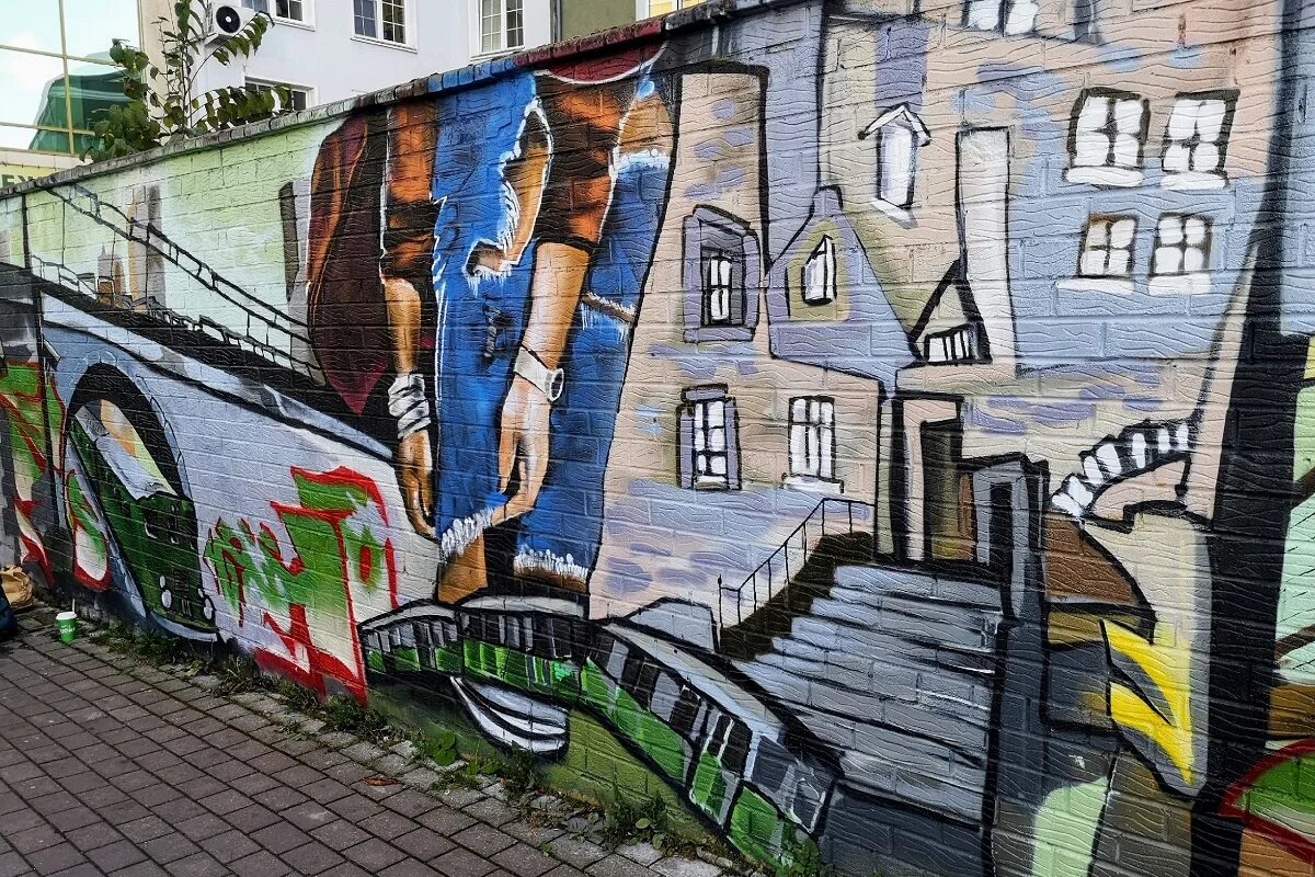 Калининград уличное искусство. Граффити 2d. Граффити бомбинг на бумаге. Граффити гагарина в калининграде. Каменный забор с граффити.