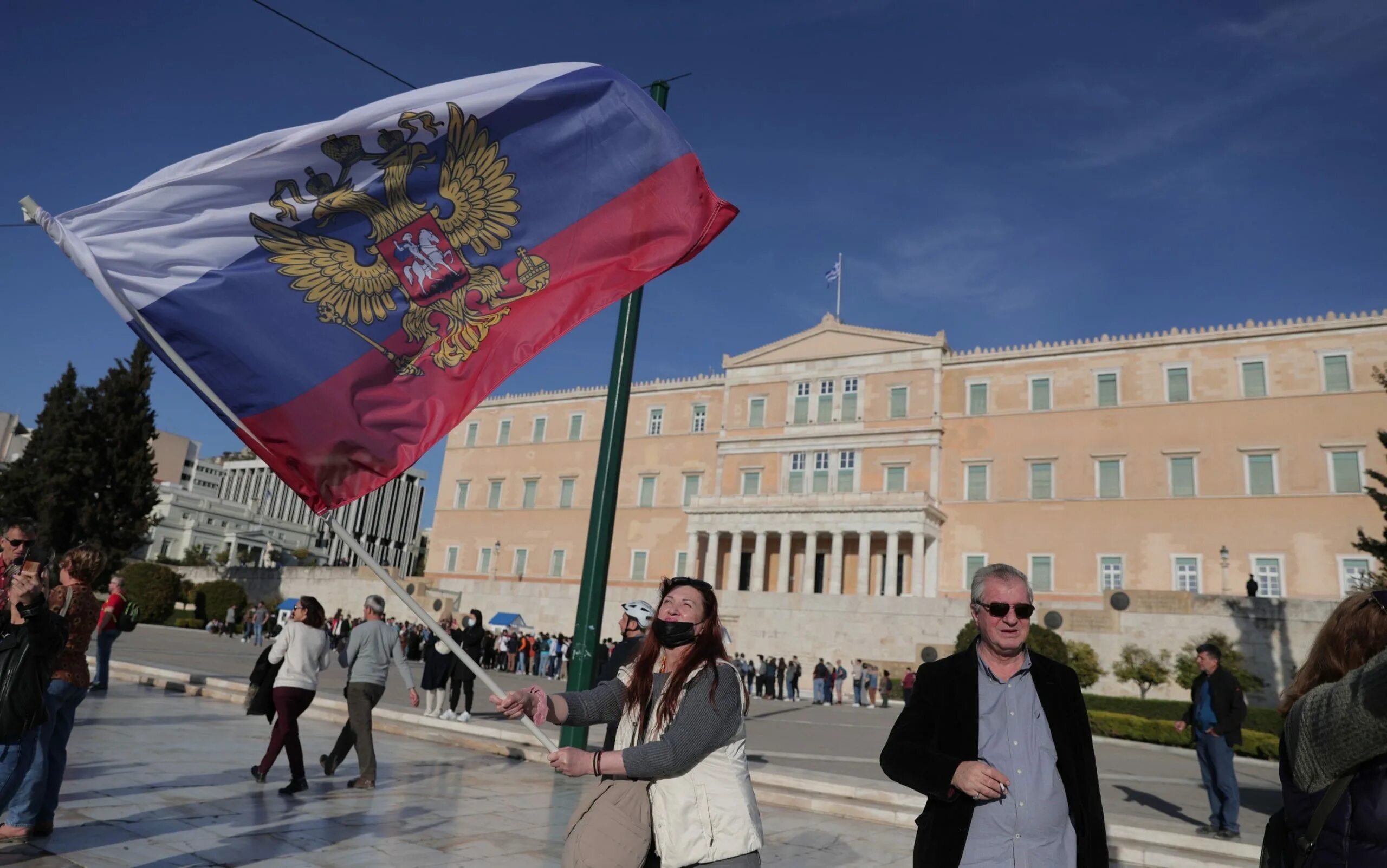 Казахстан против греции. Митинги в Греции. Греция митинг за Россию. Греция митинг в поддержку. Российский флаг на Украине.