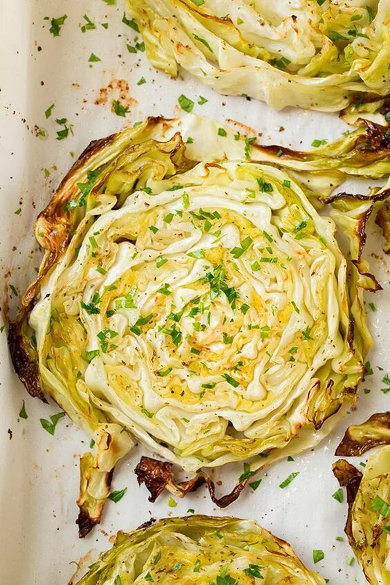 Запеченная капуста кусками в духовке рецепт. Белокочанная капуста запеченная. белокочанная капуста в духовке. запечённая капуста в духовке белокочанная. капуста запеченная в духовке кусками.