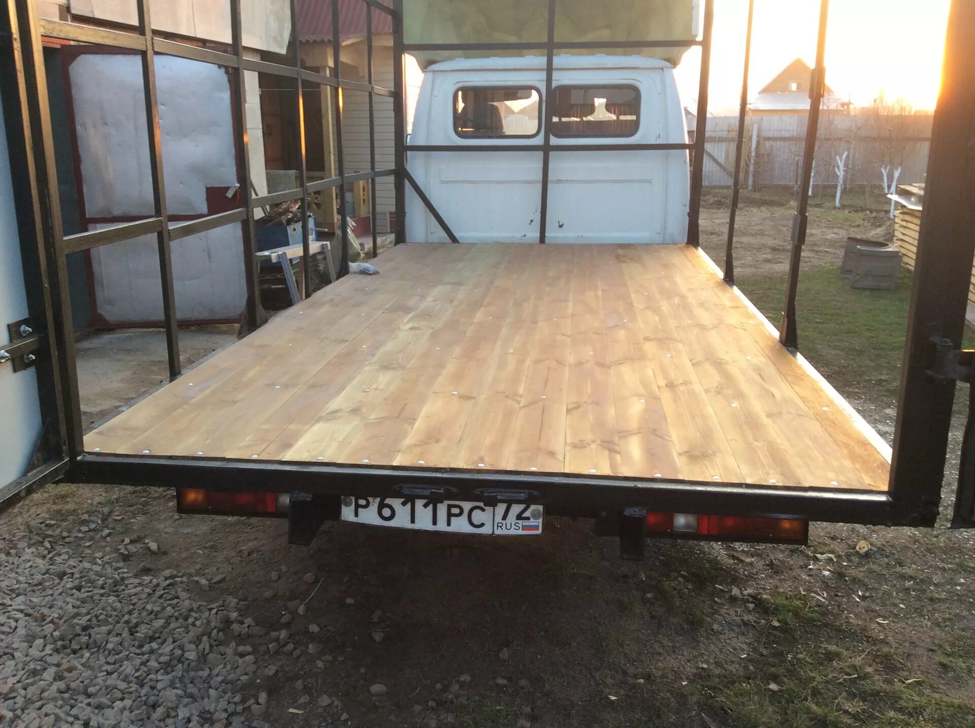 Ламинировать газель. Ворота на будку газель некст. Ламинировать газель. Газель с черными бортами. Фанера в бортовой газель next в кузов.