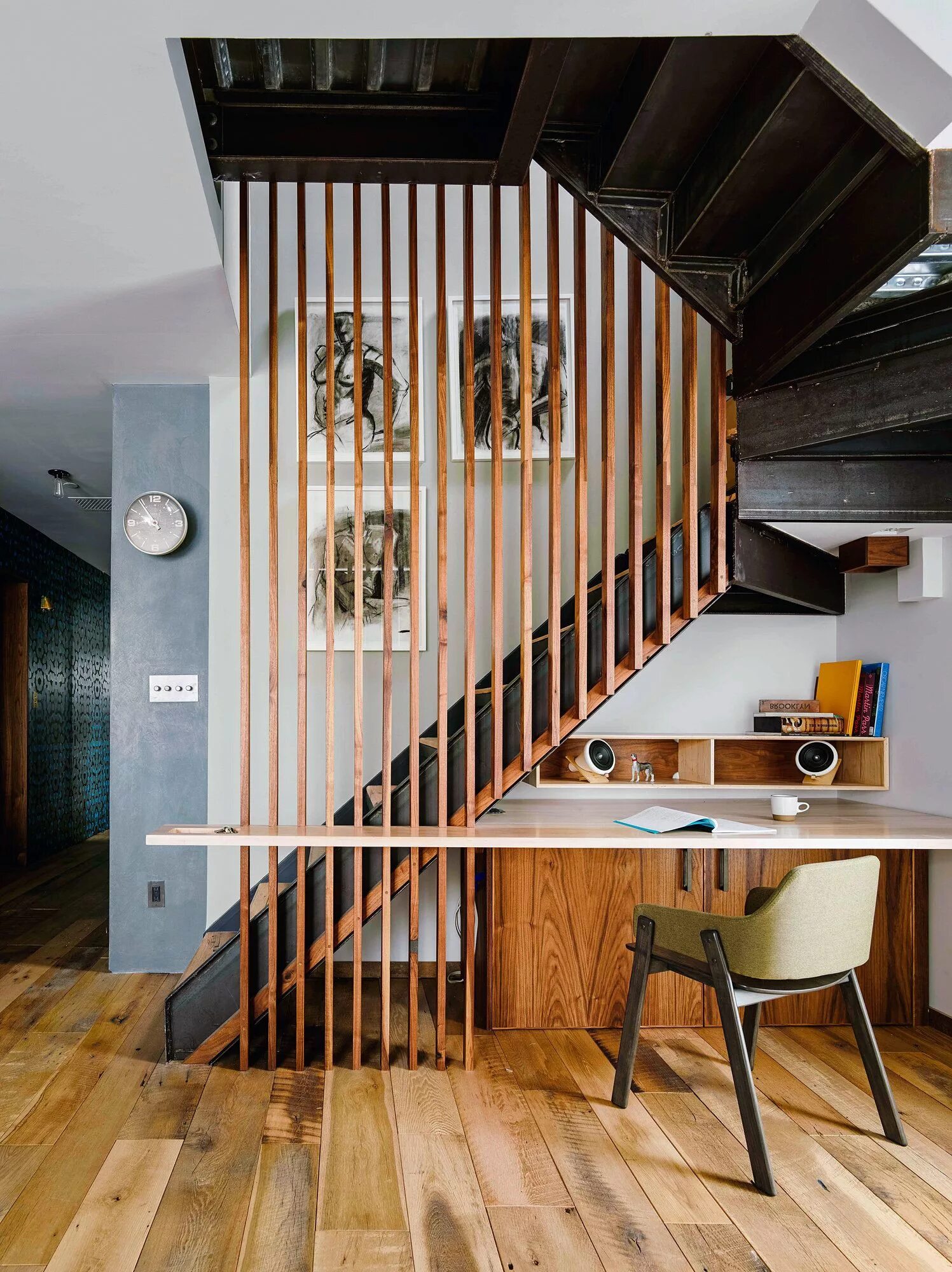 Как закрыть второй этаж. Пространство под лестницей. Современная лестница в доме. Лестница с деревянными рейками. Лестница в интерьере.