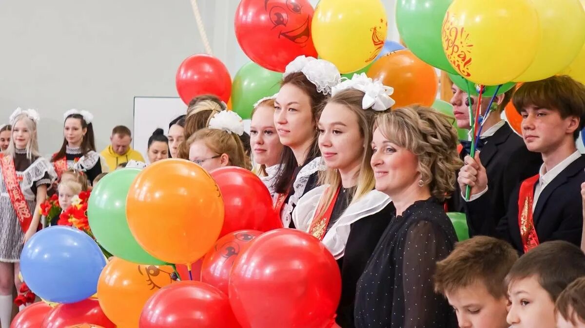 Выпускной праздник. Фотосессия Киров на выпускной. Последний звонок школа 60 Киров. 46 Школа Киров. Школа 46 киров