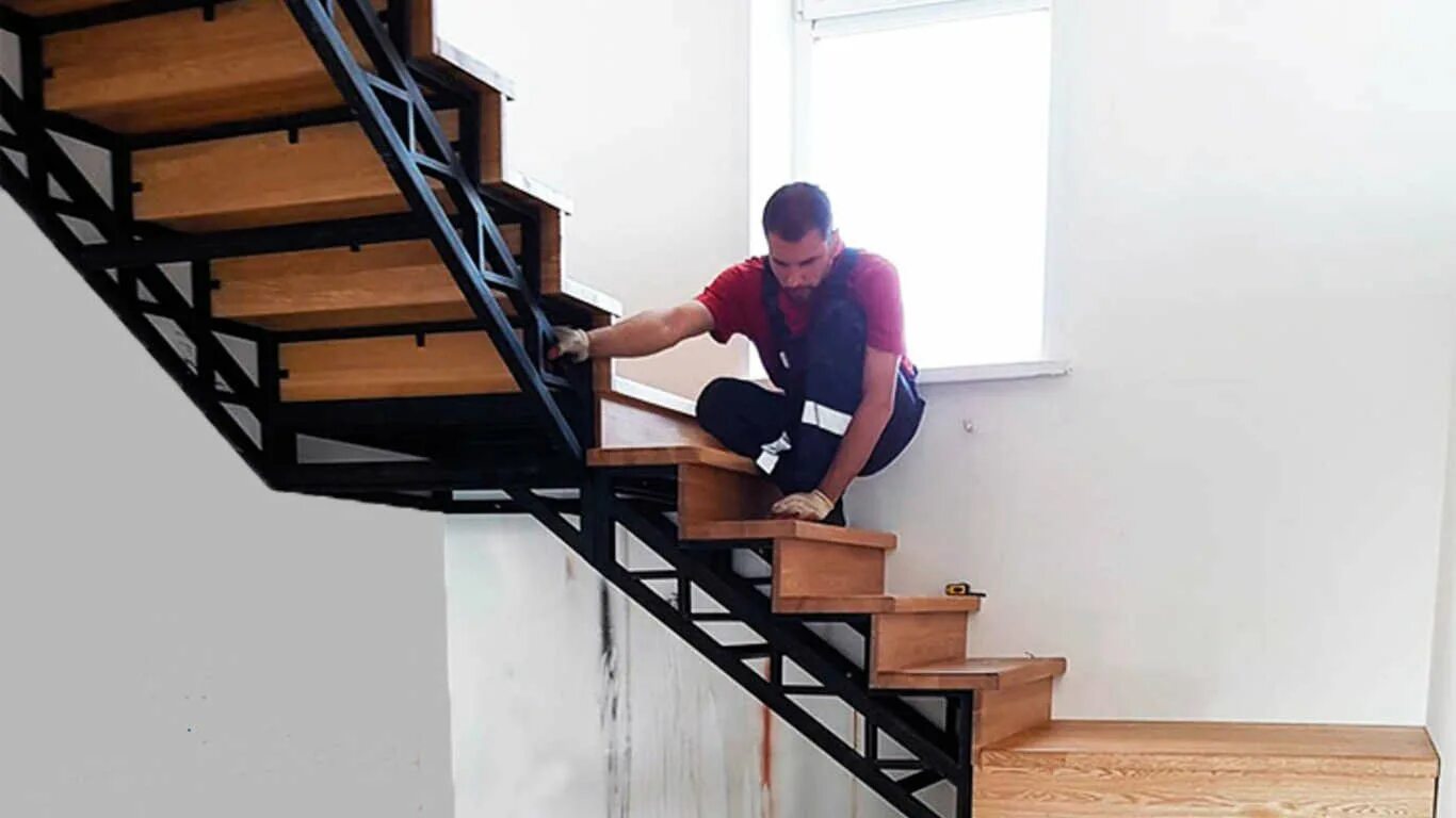 Смонтировать лестницу. Консольно подвесная лестница. Сборка лестницы. Монтаж деревянной лестницы. Монтаж лестницы.