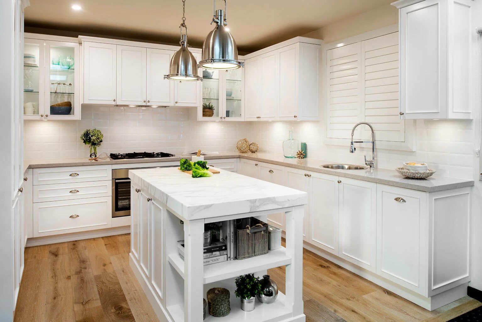 White kitchen. Бело деревянная кухня. Белая кухня с деревянной столешницей. Кухня в американском стиле с деревянной столешницей. Кухня белая с деревом.