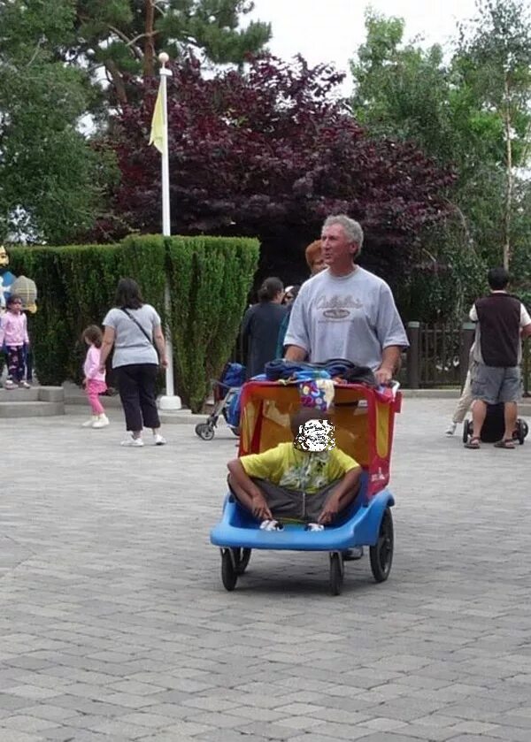 колясках катали. катать коляску. катать коляску. коляска на двух колесах для инвалидов. колясках катали.