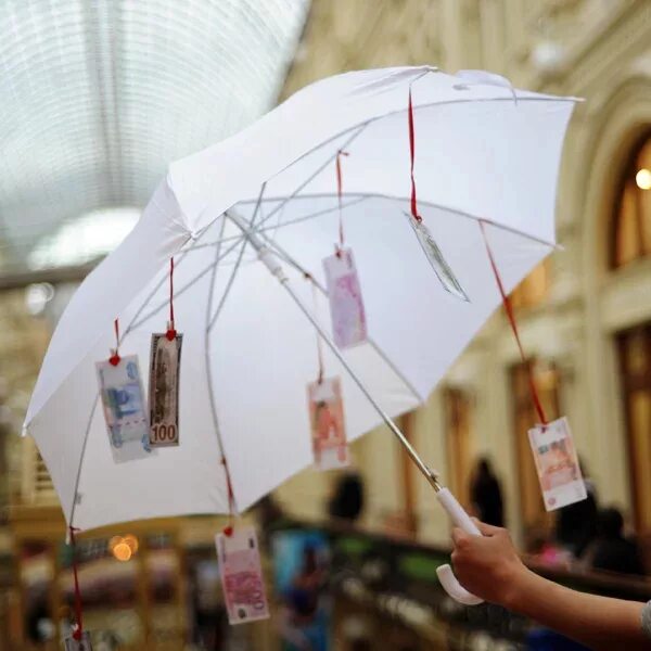 День поде. Денежный зонт. Денежный зонт на свадьбу. Подарок зонт с деньгами. Подарок на свадьбу зонт с деньгами.
