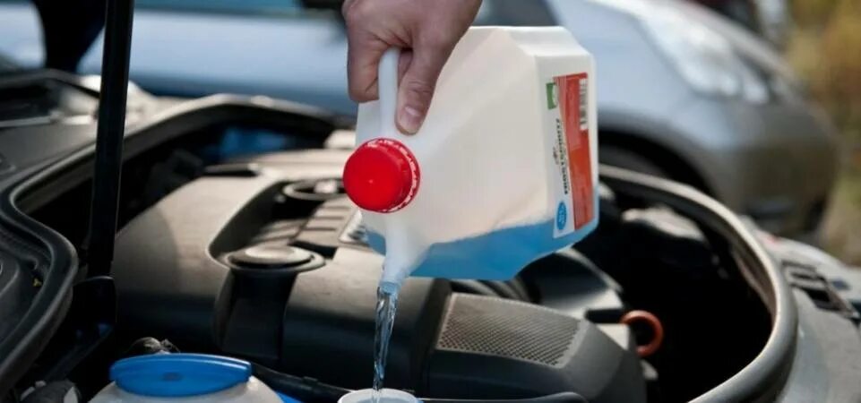 Куда наливать машине. Незамерзайка в бачок омывателя. Незамерзайка ваз 2110. Антифриз автомобильный. Моторное масло в двигателе.