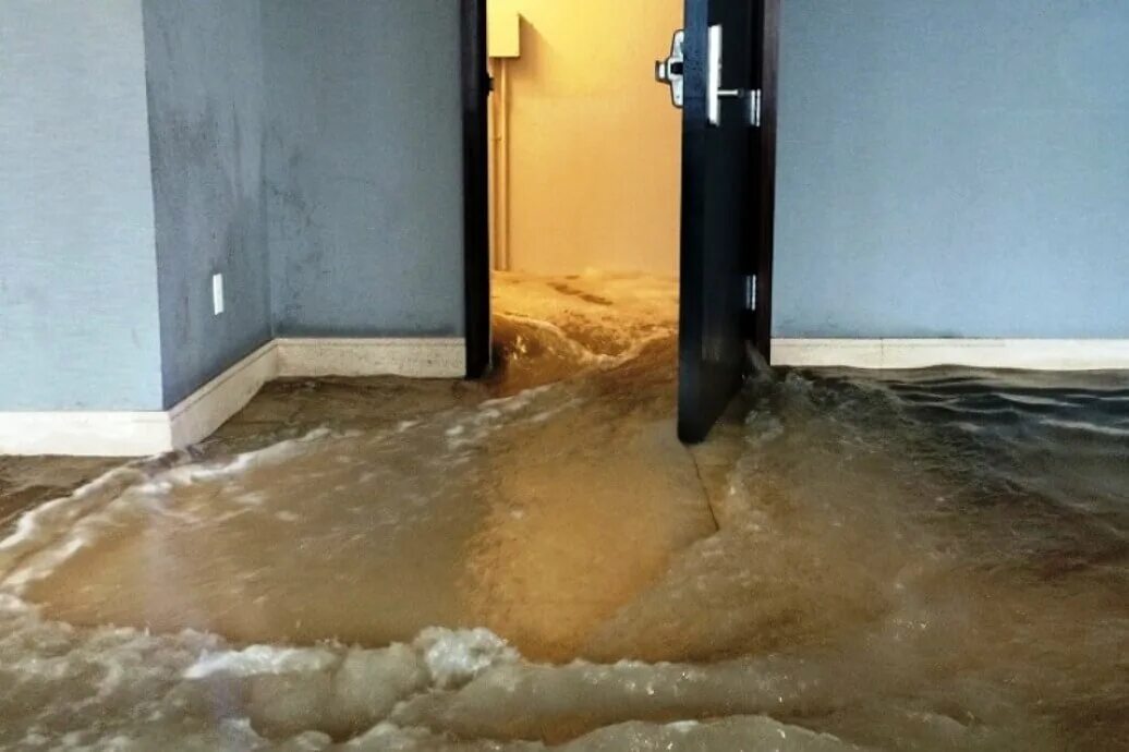 Потоп в квартире. Затопление квартиры. Затопило квартиру. Прорвало трубу в квартире.