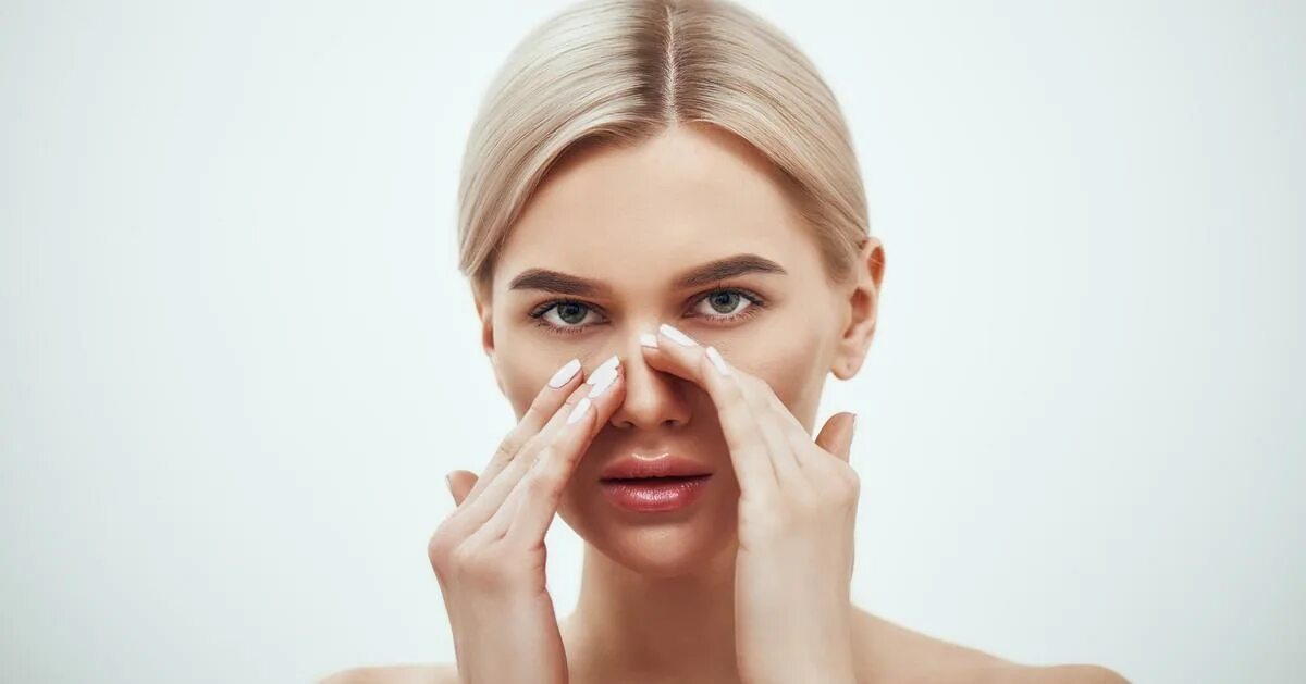 Кривая перегородка носа. The of her nose. Нос для дошкольников. Девушка дотрагивается до носа. Девушка трёт нос.