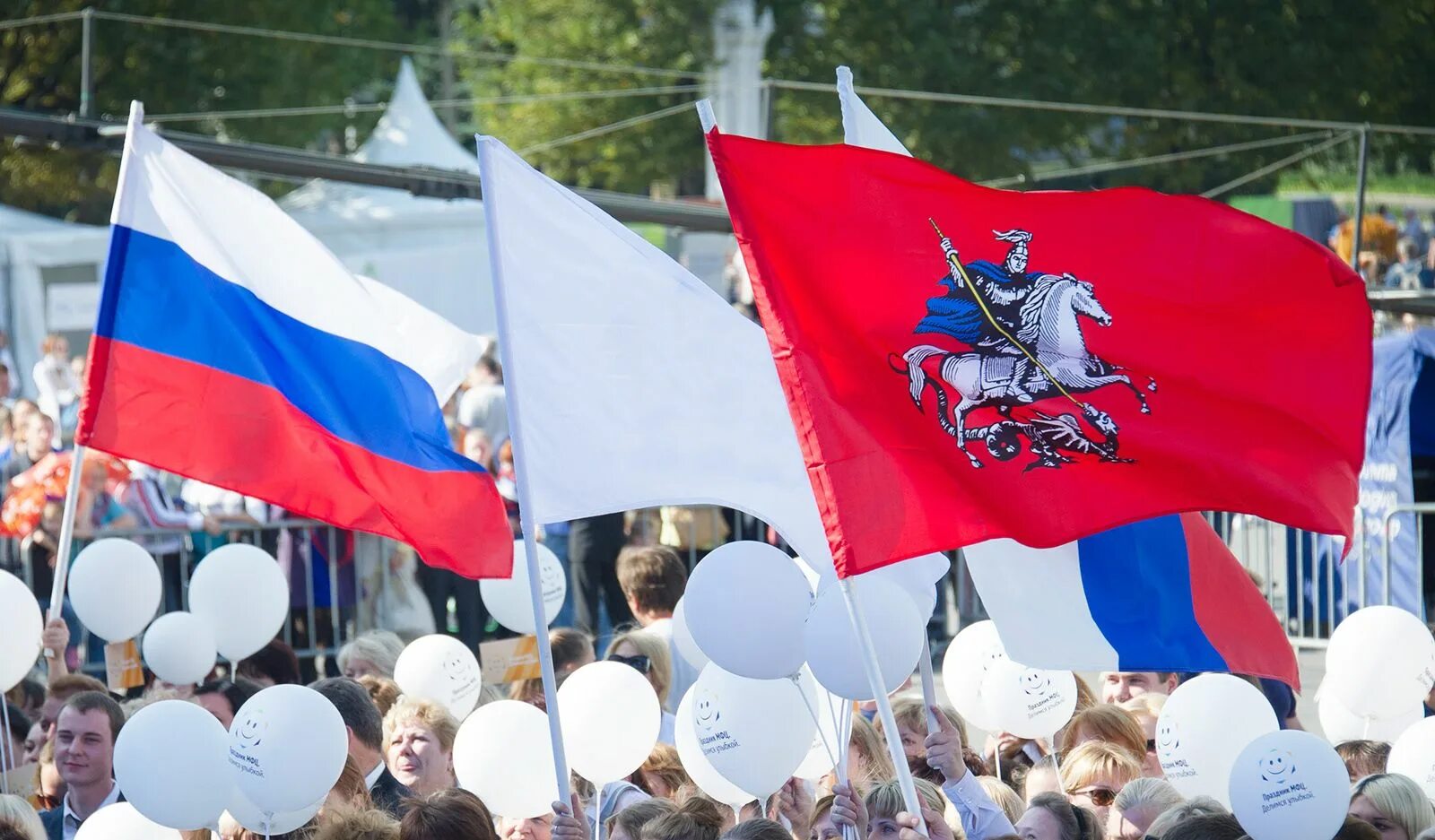 Флаговая композиция. Флаг москвы. Праздничные флаги. День флага города. Украшение флагами.