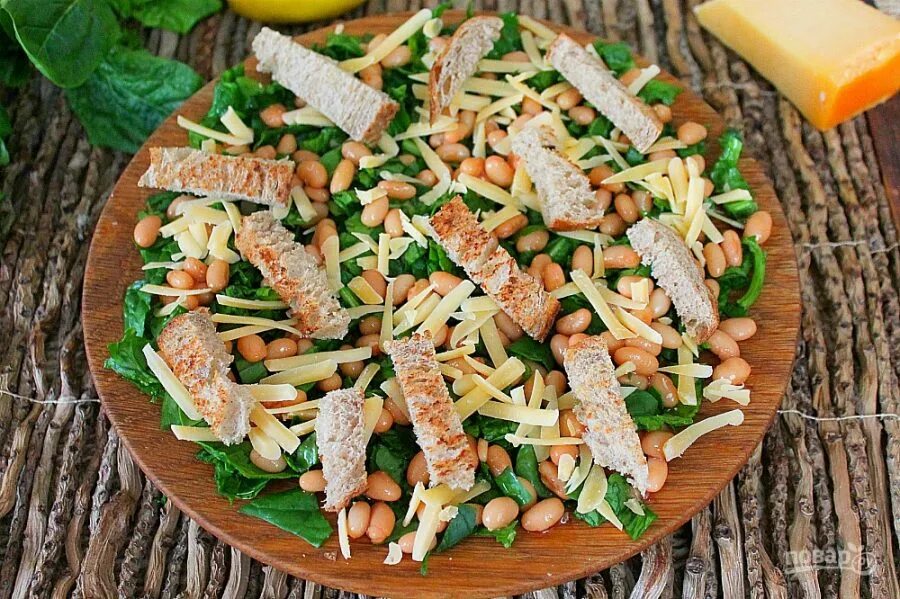 Салат с кириешками и копченой колбасой. Салат с фасолью консервированной и сухариками и колбасой. Салат с фасолью и сухариками. Фасоль колбаса сухарики. Салат кукуруза фасоль кириешки.