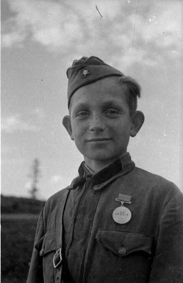 Капитан енакиев и ваня солнцев. Разведка ваня. Разведка ваня. Ваня михайленко разведчик. 14 летний русский разведчик.