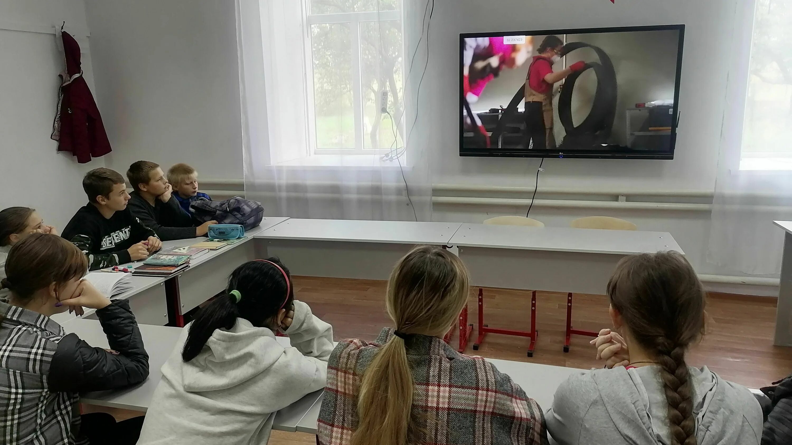 Урок профориентации 18 января. Школьники на мероприятии. профориентационные мероприятия. день профориентации. конкурсы для школьников.