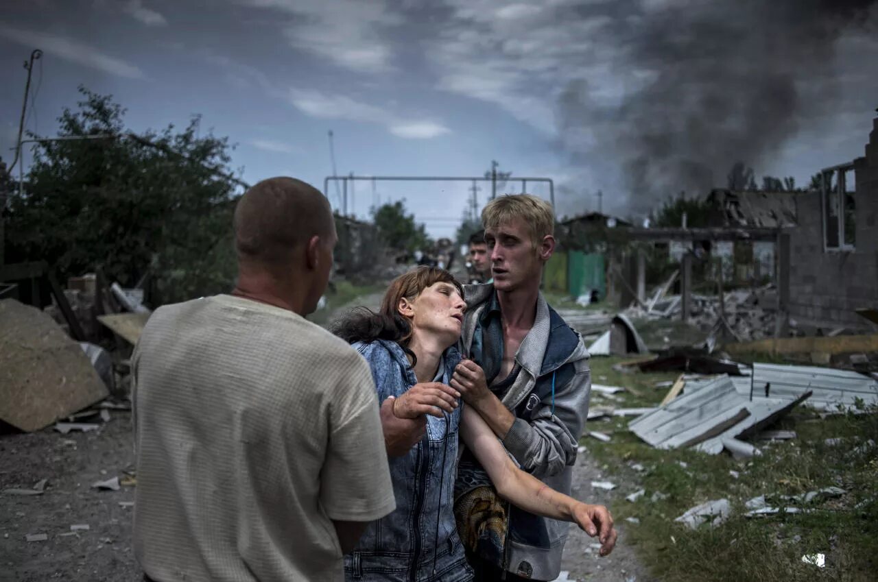 Гибнут мирные жители. Станица Луганская 2 июля 2014. Удар по станице Луганской 2 июля 2014.