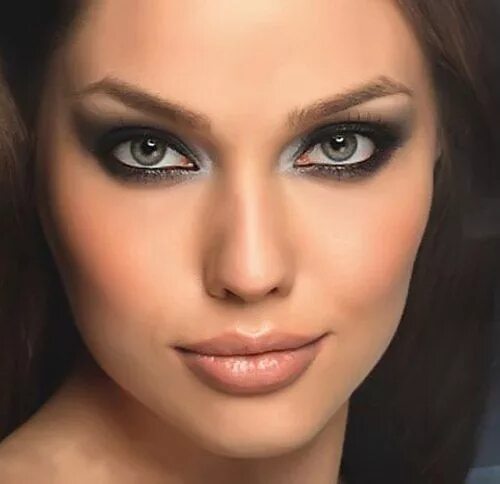 Смоки айз Анджелина Джоли. Макияж выразительные глаза. Глаза с поволокой. Макияж для выпуклых глаз.