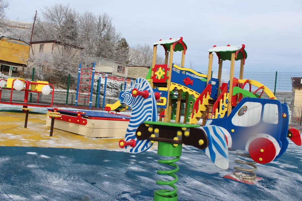 санаторий солнечный кисловодск детский. кисловодский детский площадке. детская площадка в парке кисловодска. детский парк кисловодск. солнечная площадка кисловодск.