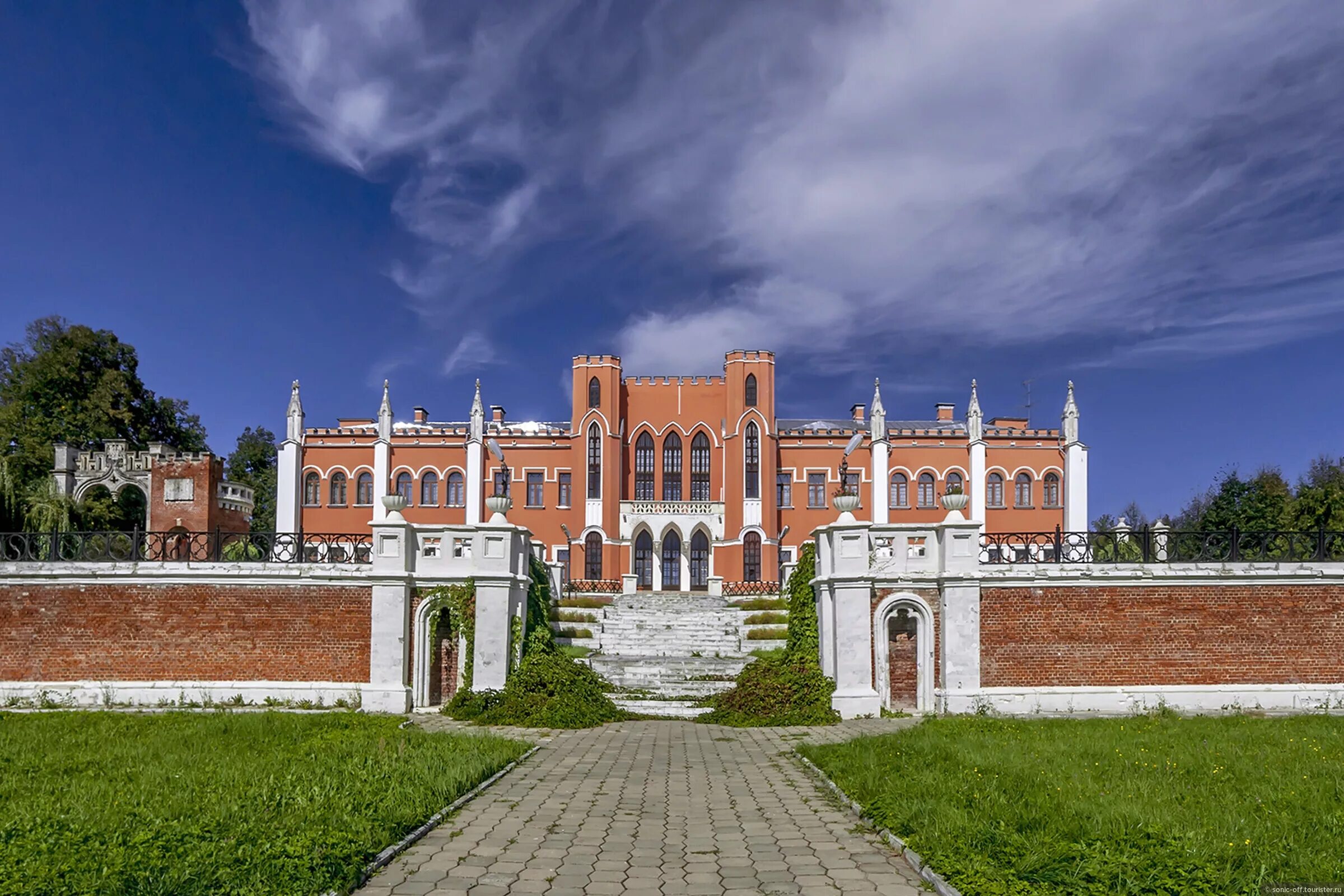 Усадьба марфино грифоны. Ансамбль подмосковной усадьбы марфино. Усадьба марфино село марфино. Усадьба марфино село марфино. Замок марфино московская область.