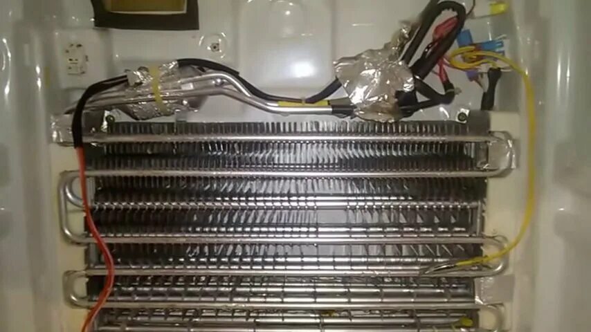Терморегулятор для холодильника whirlpool. Холодильная камера самсунг ноу фрост. Термостат для холодильника самсунг. Чистка дренажа на холодильнике бош. Испаритель холодильника.