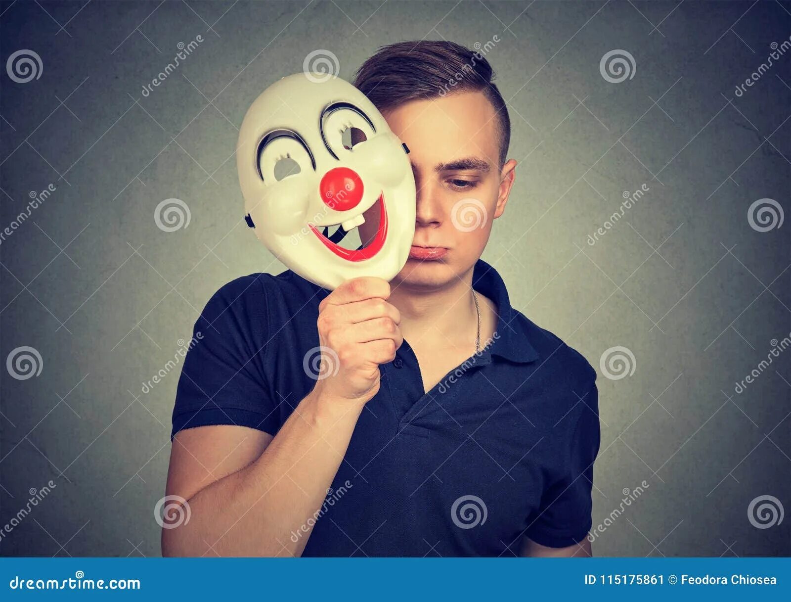 Чел в маске мем. Надевай маска клоуна. мужчина надевает маску клоуна. человек в клоунской маске.