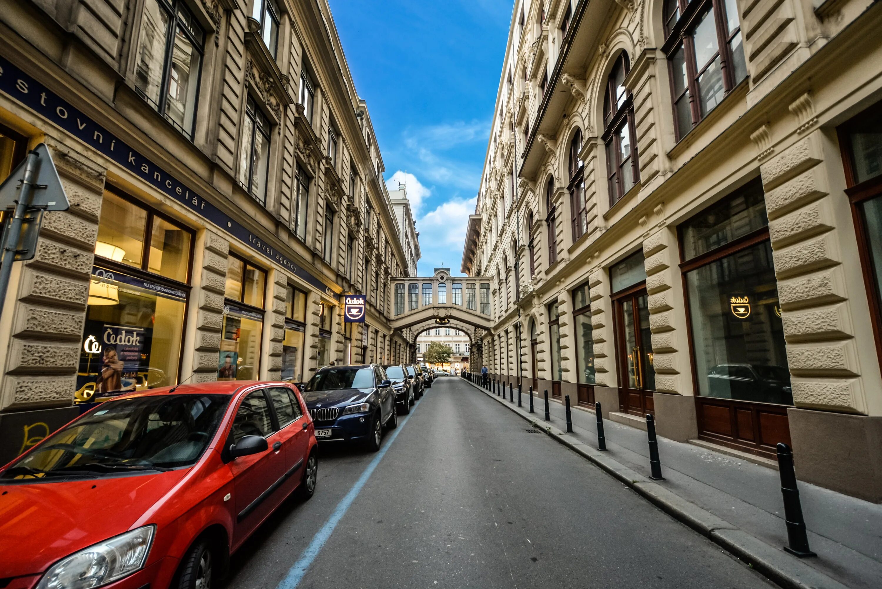 Travel streets. Бизнес центр в Праге. Современная улица. Прага центр города машины. Улицы современной Праги.