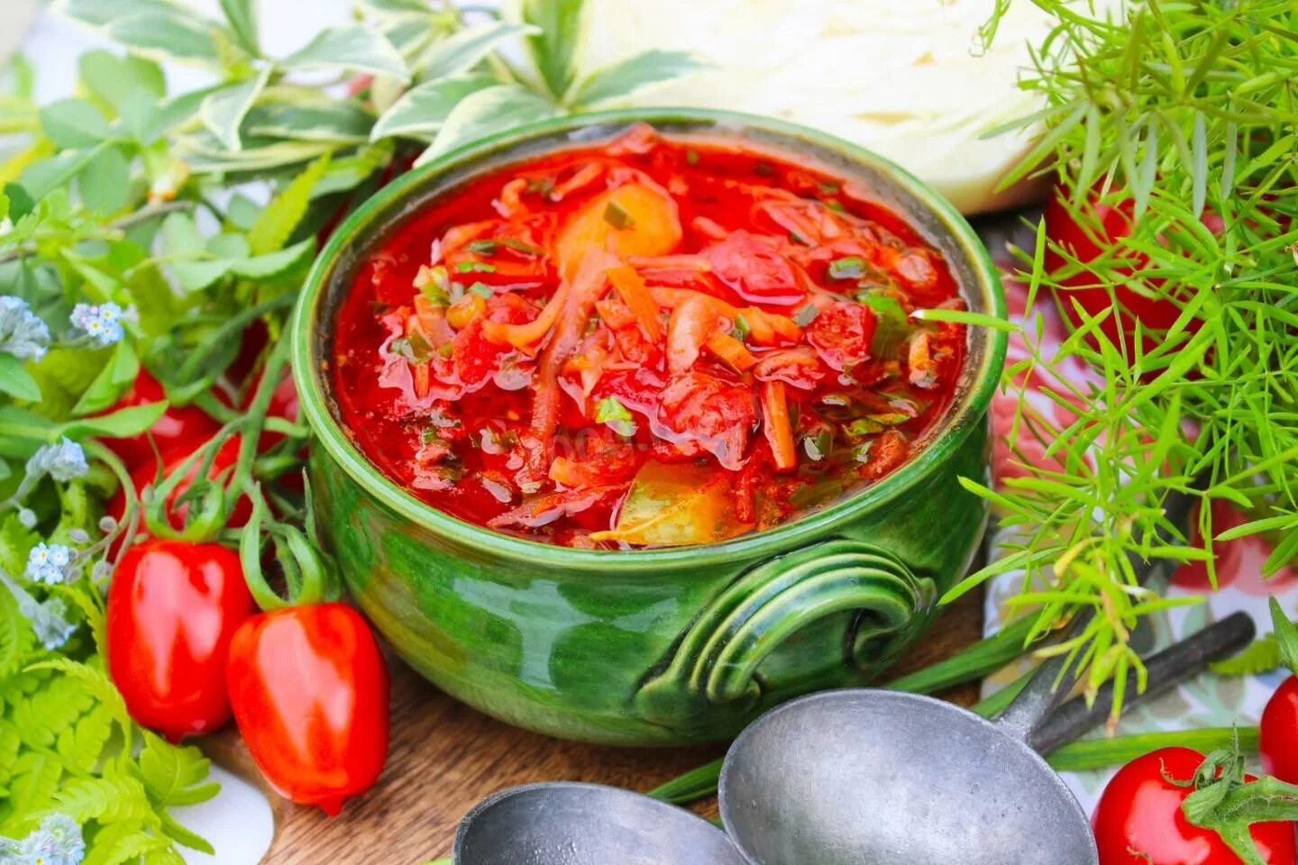 Борщ в казане на костре. Борщ в казане. Чан с борщом. Борщ на костре фото. Борщ в казане на костре.