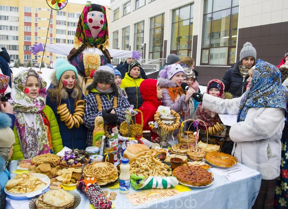 Что можно продавать на масленицу. Масленица ярмарка. стол на масленицу. масленица в школе. ярмарка на масленицу в школе.