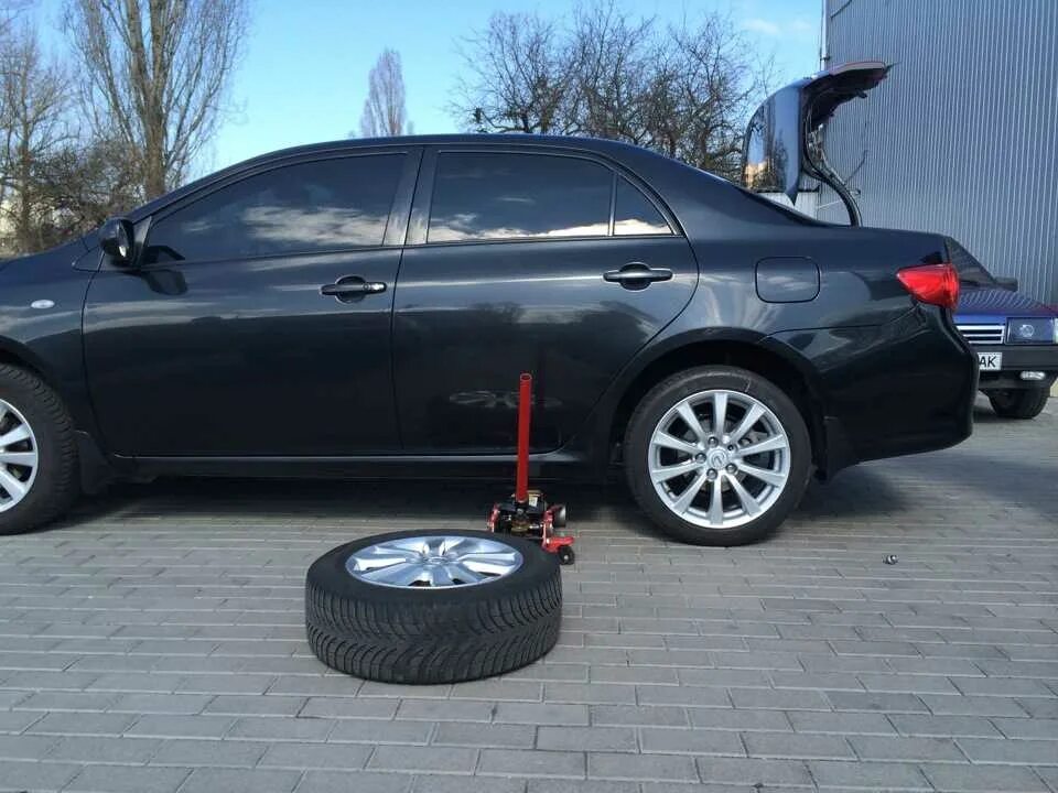 Диск r16 для шины toyota corolla verso. Колесо toyota corolla. Тойота королла размер шин r17. Оригинальные диски тойота королла 120. Размер шин на тойота королла 150.
