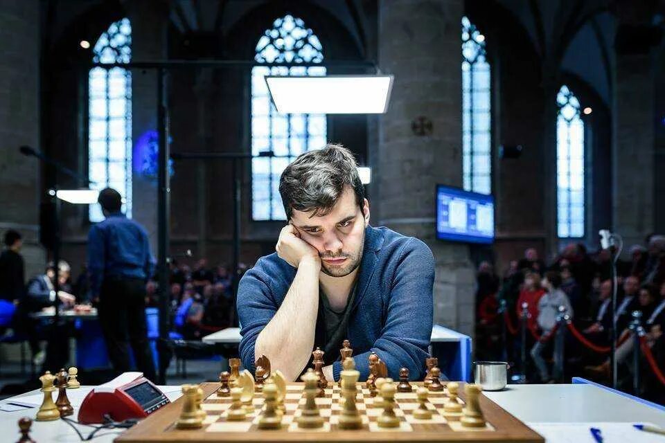 Проиграл партию в шахматы. Шахматы проигрыш. Magnus carlsson шахматист. Шахматы непомнящий карякин. Проиграл партию в шахматы.