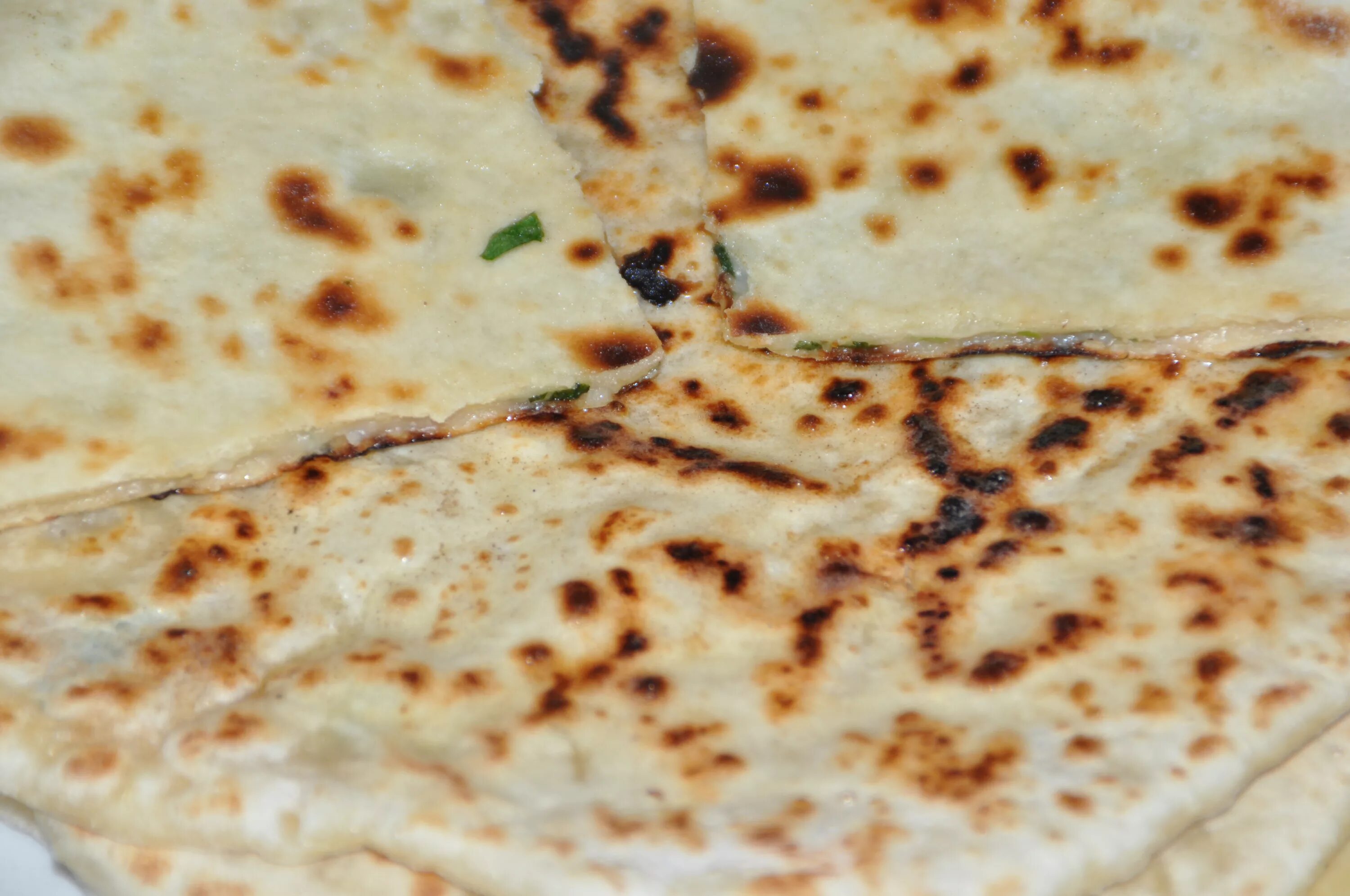 Осетинские пироги хычины. Минеральная вода хычины. Хычин цезарь. Много хычинов. Хычины пирог с сыром в духовке.