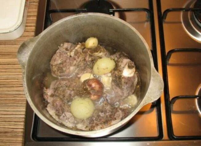 Баранина с картошкой в казане. Баранина тушеная в казане. Баранина тушеная с луком. Баранина тушеная в казане на плите. Баранина тушеная с овощами.