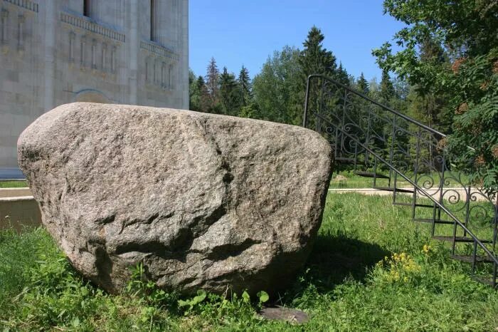 Камни россии купить. Лызлово - валун. Лызлово камень. Самый большой камень в Лызлово. Лызлово камень желаний.