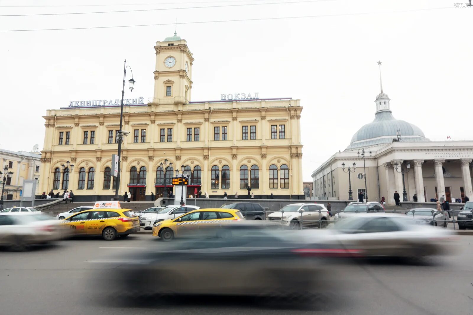 Ленинградский вокзал Москва. Московский и Ленинградский вокзалы. Ленинградский вокзал в Москве и Московский вокзал в Питере. Московский и Ленинградский вокзалы одинаковые.