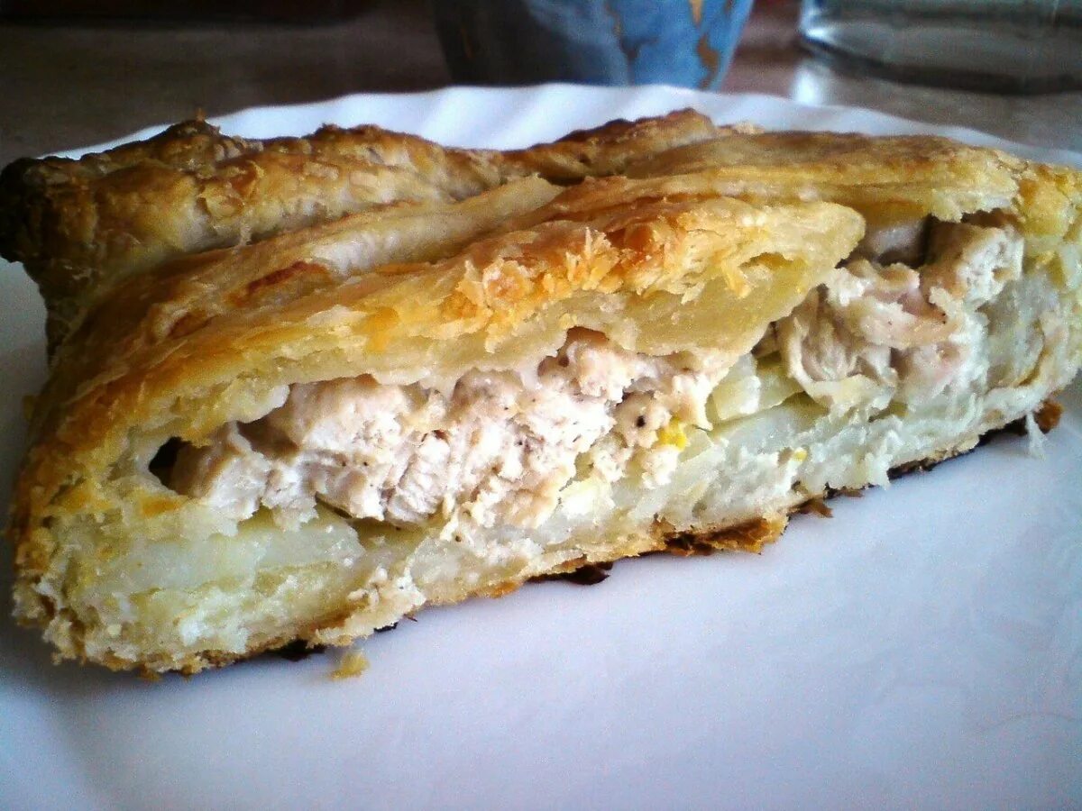 Курник из песочного теста с курицей. Мордовский курник. пирог курник. курник с курицей и картошкой. курник из слоеного теста.