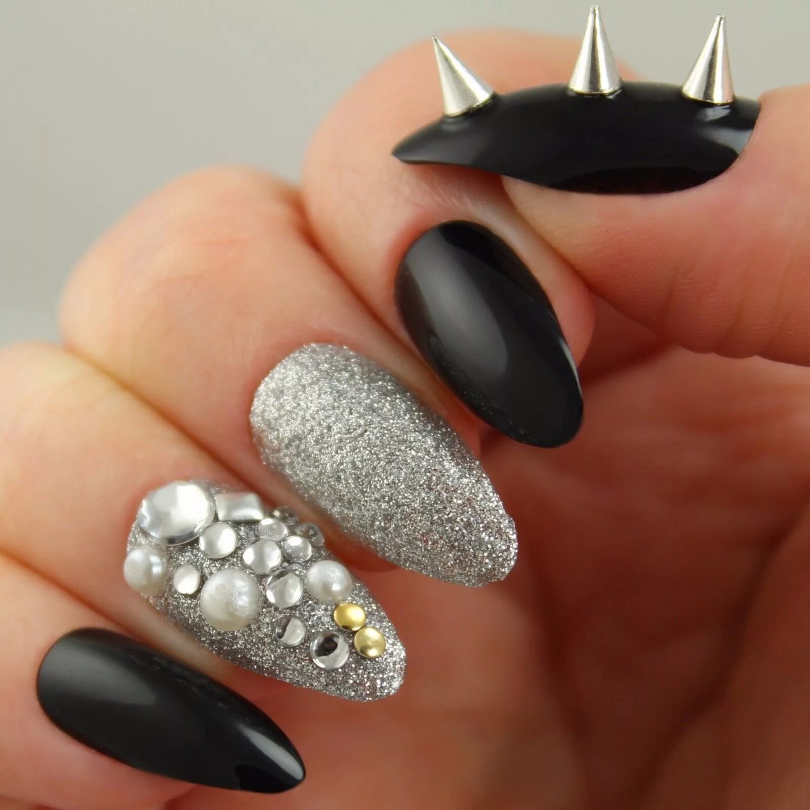 Ногти чёрные с серебром. Маникюр чёрный с серебром. Ногти черно серебряные дизайн. Маникюр серый с черным. Ногти черно серебряные дизайн.