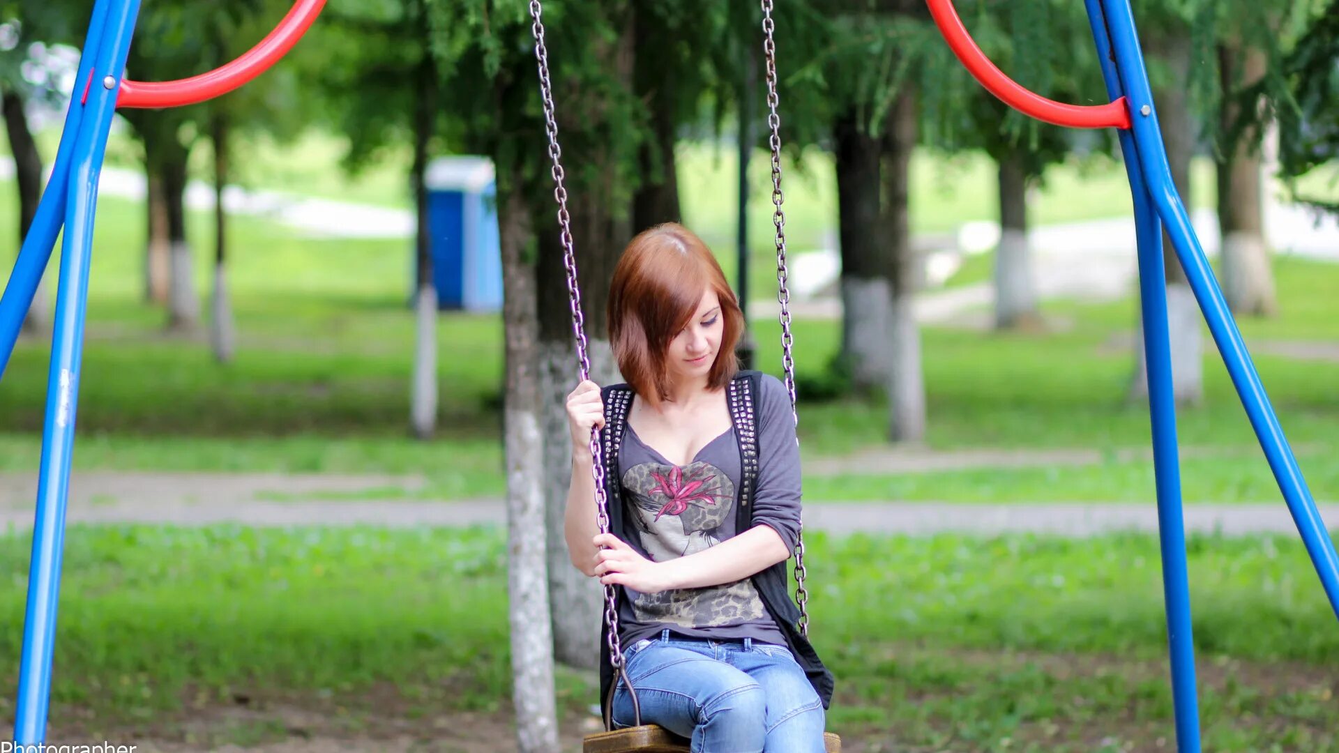 Вики одинцова. Mila playground. Mila playground. Девушка playground. Девочка на карусели на детской площадке.