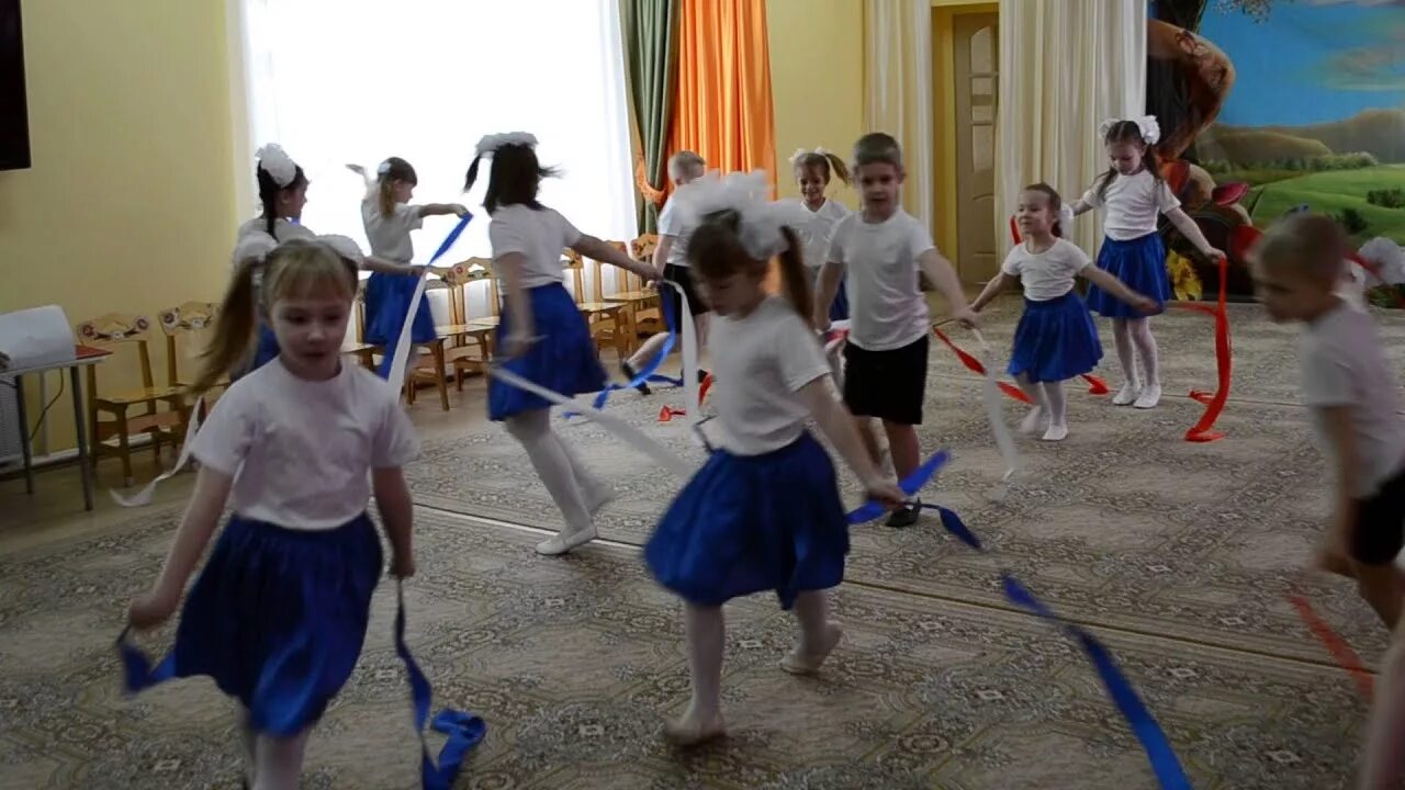 Дети танцуют с лентами. Танец с лентами в ДОУ. Танец с лентами старшая группа. Танец на день России в детском саду. Танец в детском саду мы маленькие звезды
