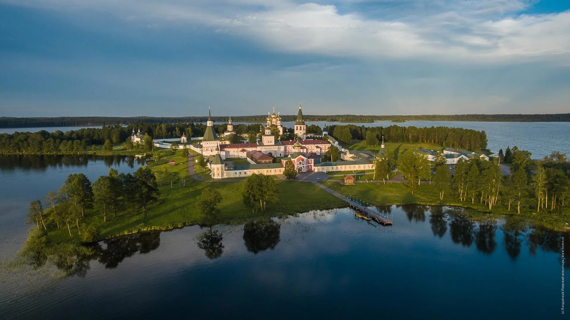 Новгородская область интересные. Валдайское озеро Иверский монастырь. Озеро Валдай монастырь Иверской. Иверский монастырь Великий Новгород. Валдайский Иверский монастырь Новгородская область.