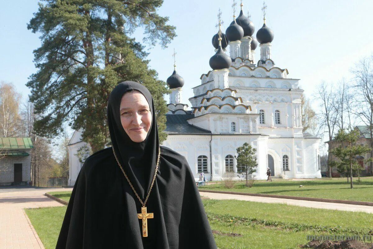 Православный храм. Православная женщина в храме. Красивая девушка в храме. Женщина епископ. Красивая женщина в церкви.